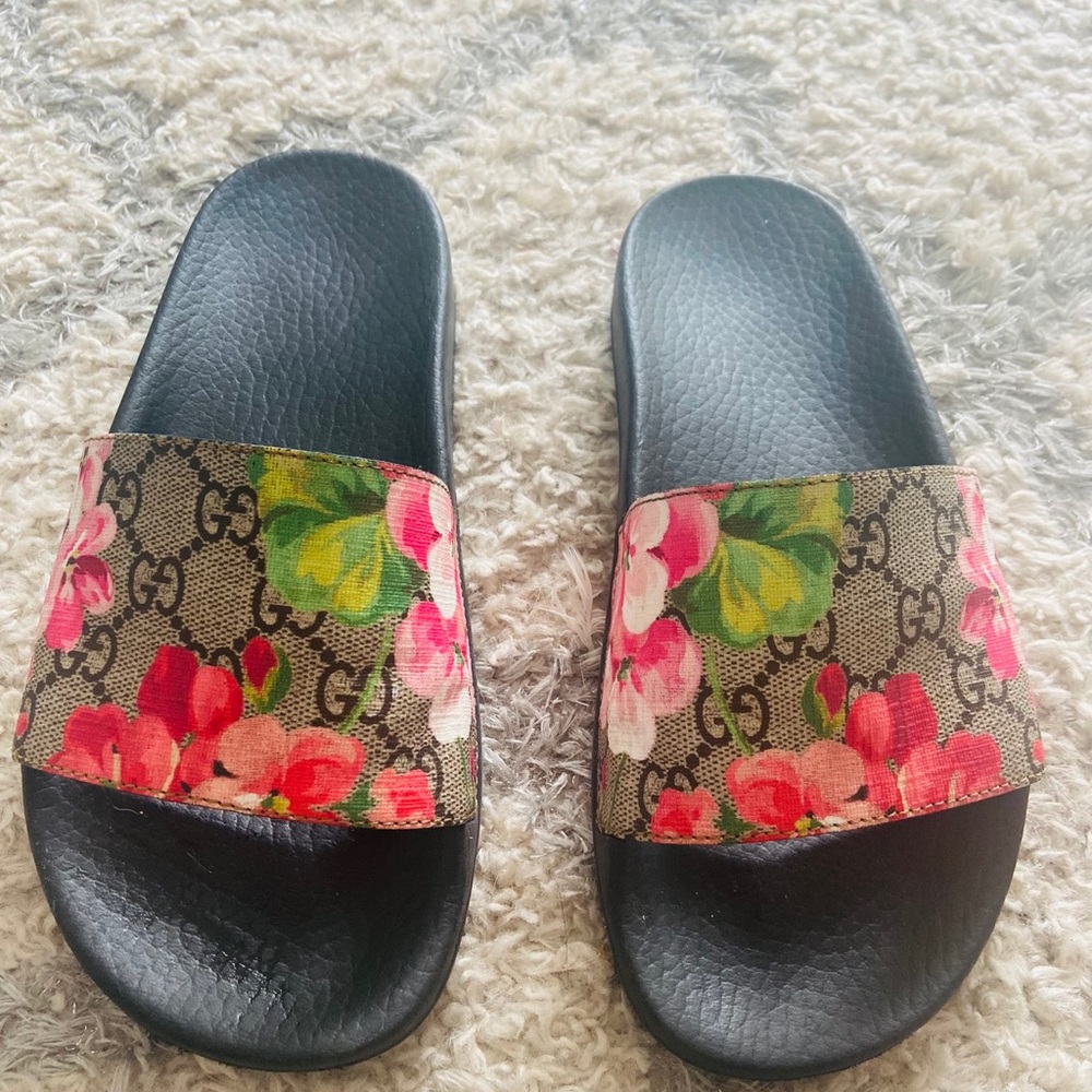 GUCCI SLIDE SANDALS 🌺